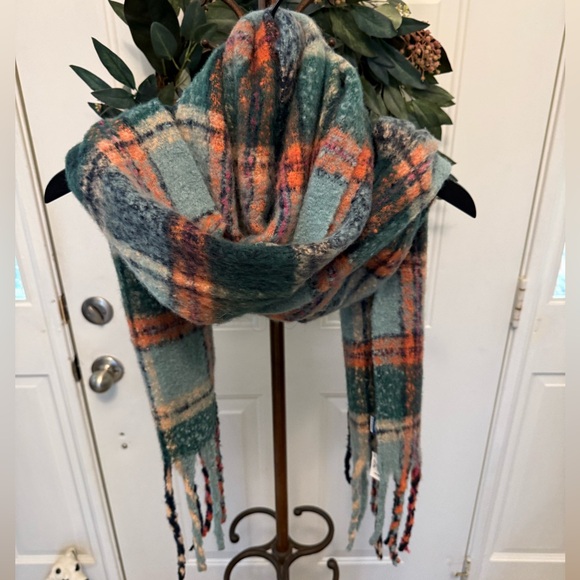 Old Navy Accessories - NWT Old Navy Brushed Scarf Soft Plaid Long Scarf with Fringe OS